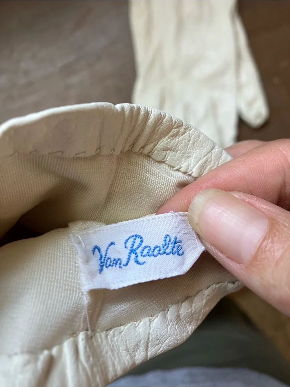 Vintage Women's Cream Leather Gloves 7.5 Table Cut